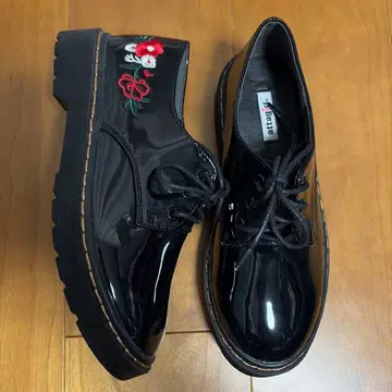 에나멜 소재 통굽 오데코 로퍼 스트링 슈즈 자수 패턴