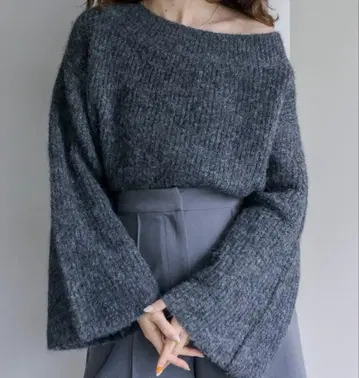 오프숄더 그레이 플레어 슬리브 니트