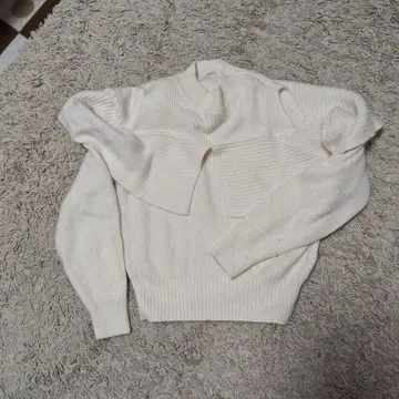 SNIDEL 화이트 오프숄더 니트