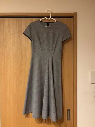 ANAYI 그레이 체크 무늬 반팔 무릎 기장 원피스