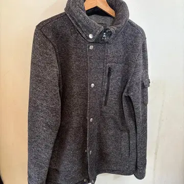 그레이 점퍼 버튼 달린 소매