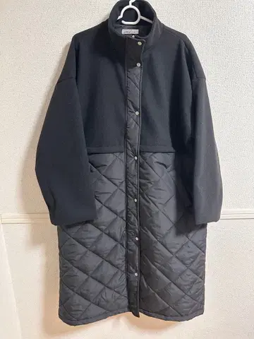 블랙 퀼팅 롱 코트 미사용품