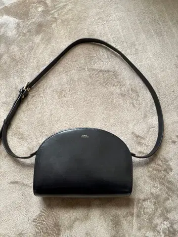 A.P.C. 하프문 숄더백