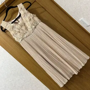 베이지 플라워 슬리브리스 드레스