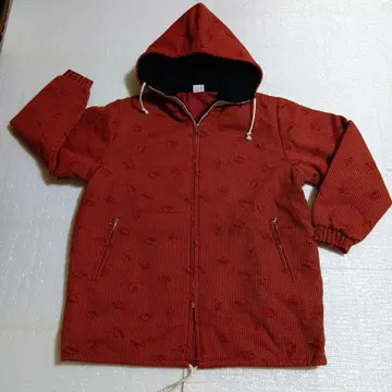 진한 오렌지색과 블랙 체크 무늬 후드 부착 자켓 충전솜 레트로 미착용