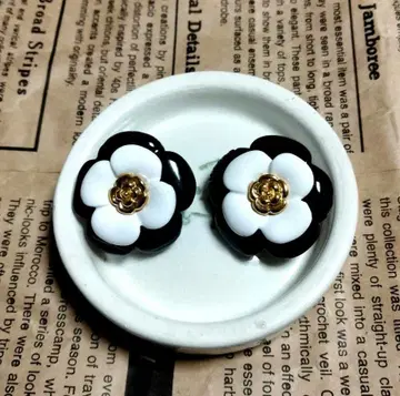 CLATHAS 까멜리아 에나멜 귀찌 빅사이즈/블랙/화이트/골드