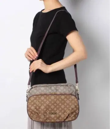 러셋 프론트 포켓 숄더백 모노그램 바이컬러 새상품급입니다