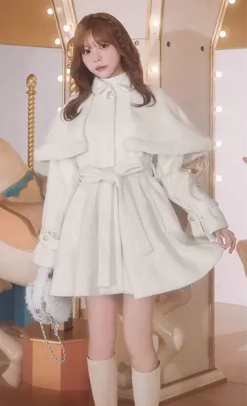 퍼 케이프 플레어 코트