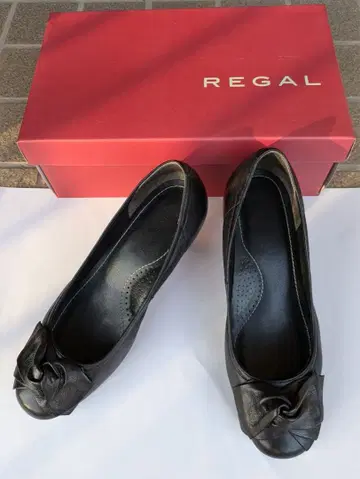 REGAL 블랙 가죽 리본 펌프스 중간 힐