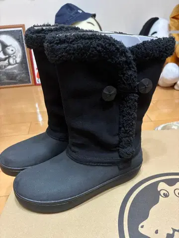 crocs 퍼 포함 블랙 부츠