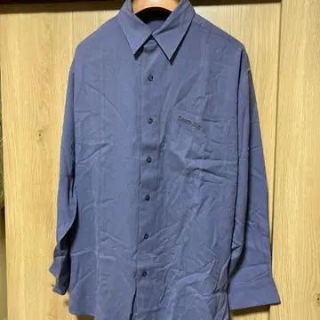 블루 그레이 버튼업 실크 셔츠 가슴 포켓 포함