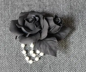 빅토리아 메이 엘레강트 펄 코사지 핑 블랙