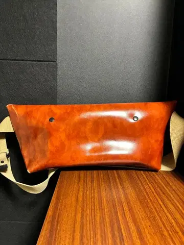 유니앤코 메신저 백 카멜 브라운