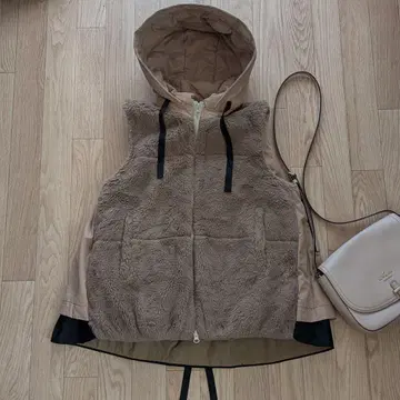 잡지 게재 파시오네 퍼 페플럼 다운 베스트 투톤 M 베이지