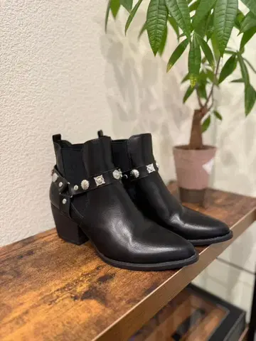 [ 새상품급 ] Forever21 스터드 장식 블랙 앵클부츠 24cm