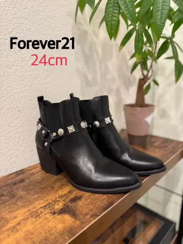 [ 새상품급 ] Forever21 스터드 장식 블랙 앵클부츠 24cm