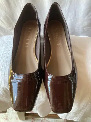 LE TALON 브라운 에나멜 펌프스