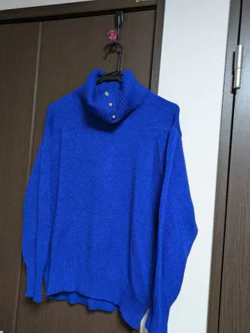 로얄 블루 터틀넥 니트