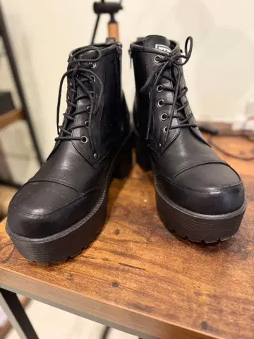YOSUKE 통굽 가죽 레이스업 부츠 블랙