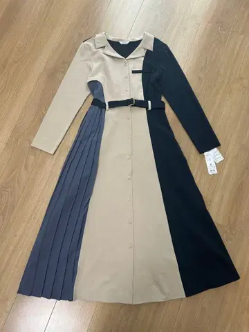 [ 새상품 택 포함 ] redyazel 배색 플리츠 사이드 벨트 원피스