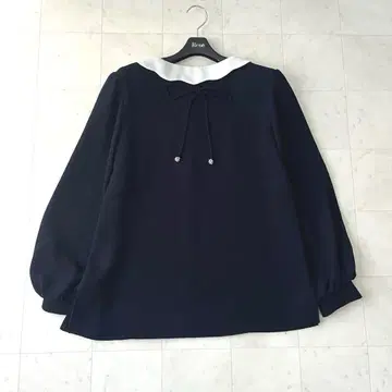 최근 새상품급 르네 화이트 카라 2way 블라우스 리본 펄 네이비 36