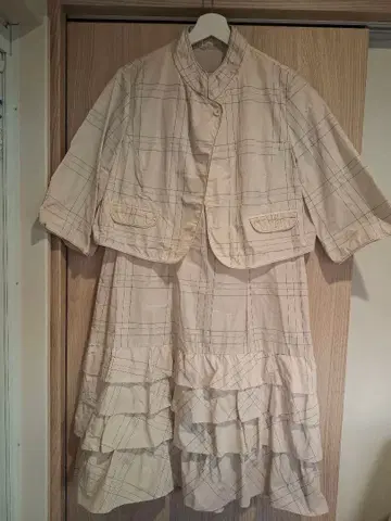 히로코비스 체크 무늬 자켓과 프릴 원피스 셋업