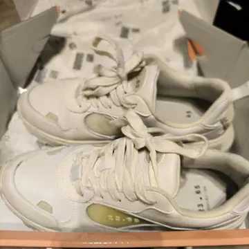 23.65 화이트 스니커즈