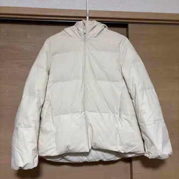 유니클로 심리스 다운 M 사이즈 화이트