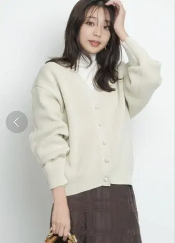 미사용 새상품 택 포함 저스길리티 펄 버튼 루즈 가디건