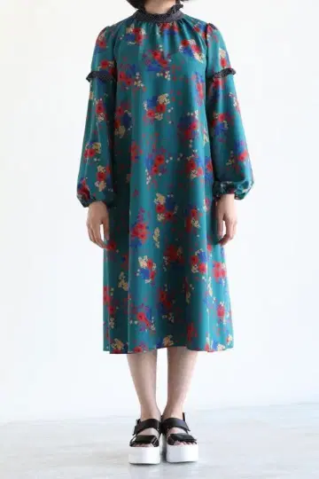 미나미 착용 MUVEIL 워크 플라워 프린트 프릴 원피스 MUVEIL