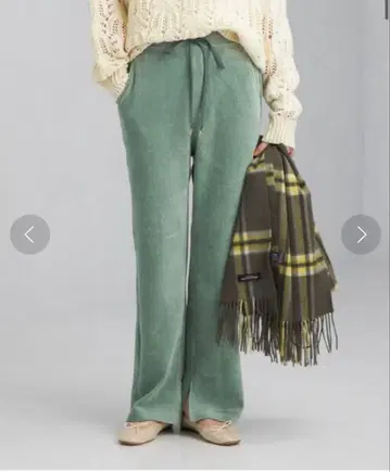 그린 레이블 릴랙싱 플레어 팬츠 화이트