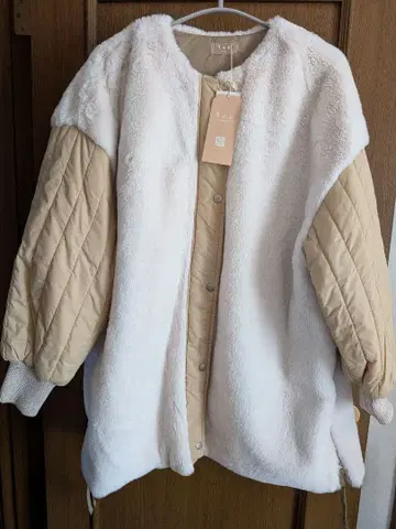 [ 미사용 새상품 ] Bab 아이보리 퀼팅 절개 보아 자켓 M 사이즈