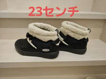 KEEN 퍼 숏부츠 블랙