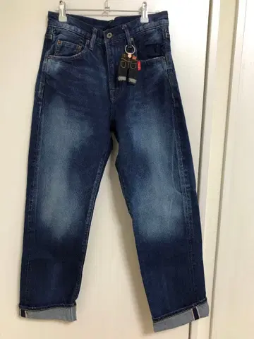 참이 귀여운 다크 블루 스트레이트 데님