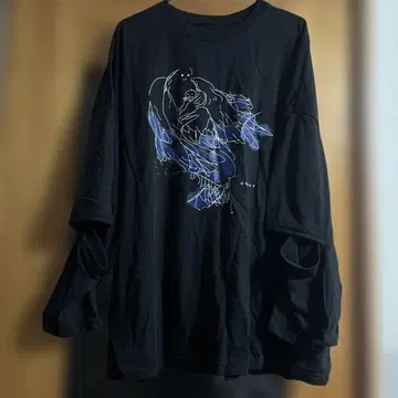 오버 사이즈 블랙 T셔츠 파란 선화 디자인