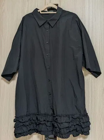 로리즈팜 프릴 달린 블랙 버튼업 셔츠 반팔