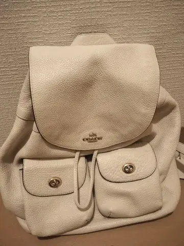 화이트 가죽 백팩 플랩 포함