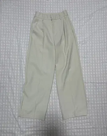 크림 와이드 팬츠 백 포켓 부착