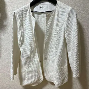 화이트 노카라 자켓 밀라 쇤