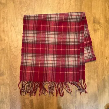 빨간색과 체크 무늬 울 머플러