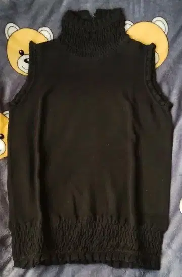 블랙 터틀넥 슬리브리스