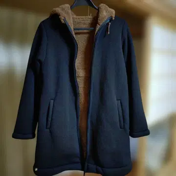 블랙 플리스 보아 안감 후드 부착 자켓