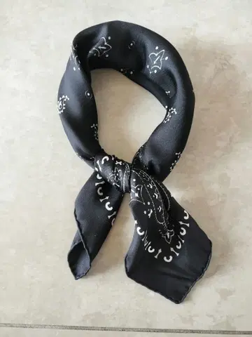 마니프리 블랙 반다나 패턴 스카프 약 52cm