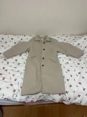 화이트 롱 코트 버튼 포함