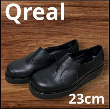 [새상품급 중고] Qreal 블랙 가죽 통굽 슬립온 슈즈 도트 23cm