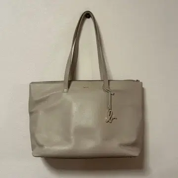 agnes b. 에네스베 베이지 가죽 토트백 참 포함