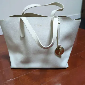 FURLA 화이트 토트백 로고 참 포함
