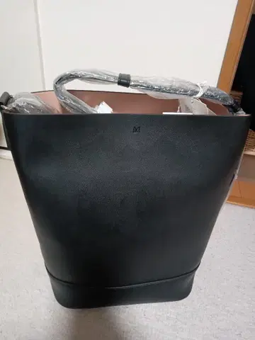 &MyuQ 로고 숄더백 블랙