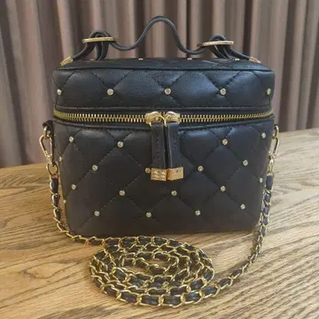 스터드 장식 블랙 숄더백