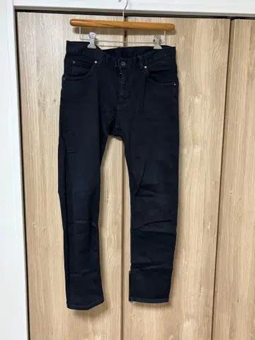 빔즈 슬림핏 블랙 데님 팬츠